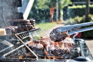 Barbecue au charbon de bois et viandes