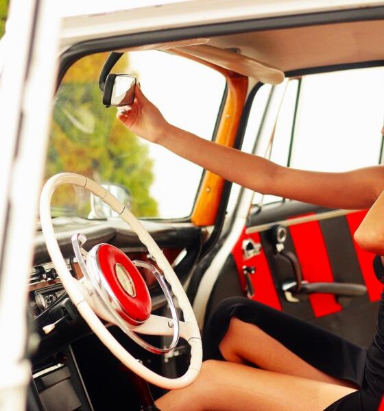 femme auto vintage pixabay