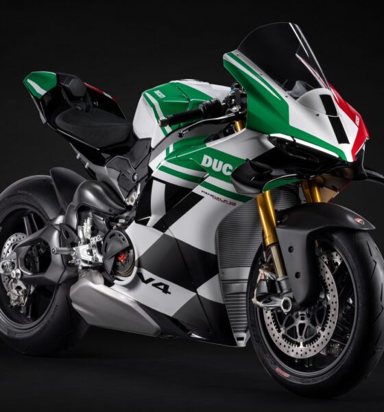 ducati panigale v4 tricolore une