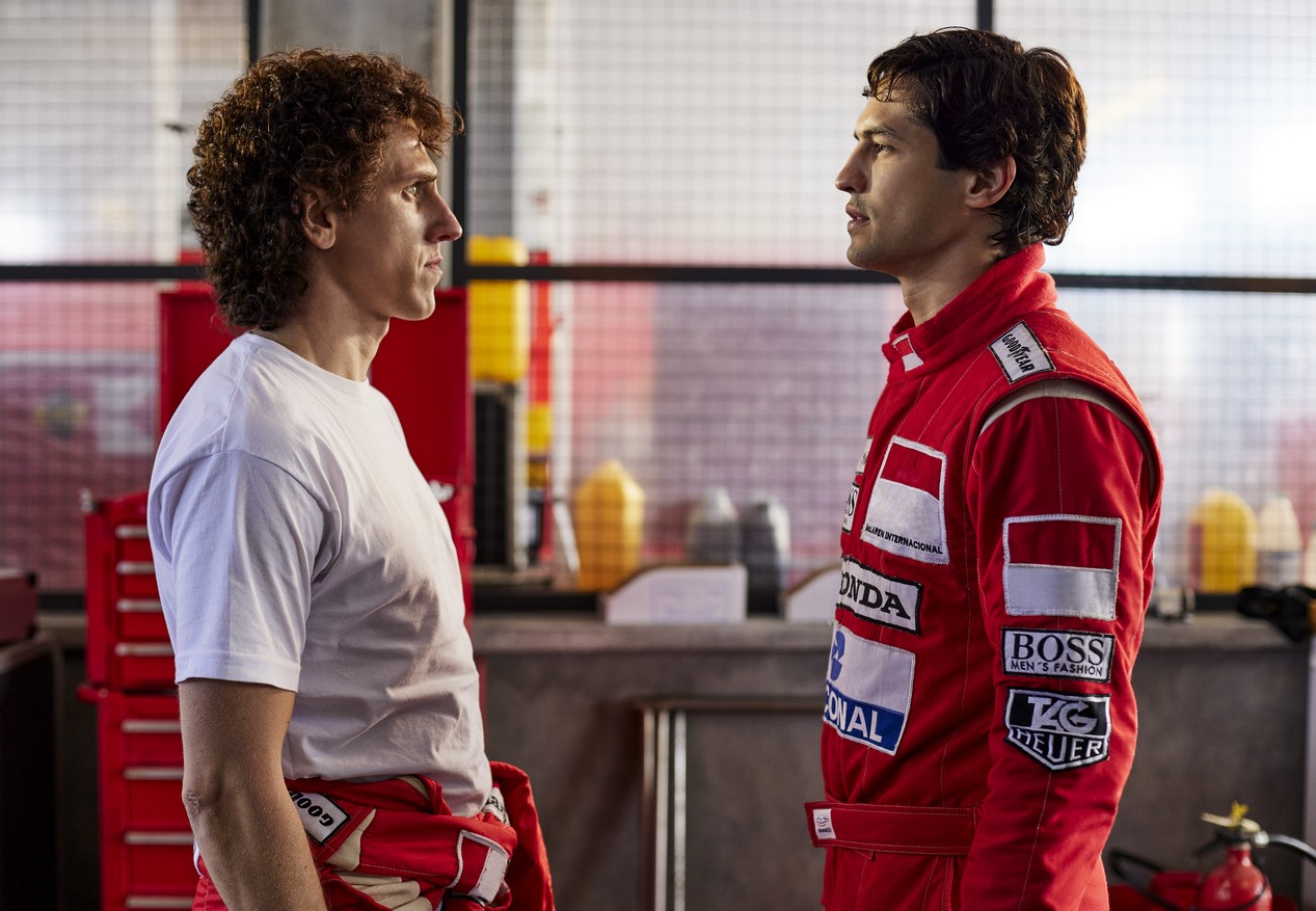 SENNA. Matt Mella dans le rôle d'Alain Prost (à gauche), Gabriel Leone dans celui d'Ayrton Senna (à droite)