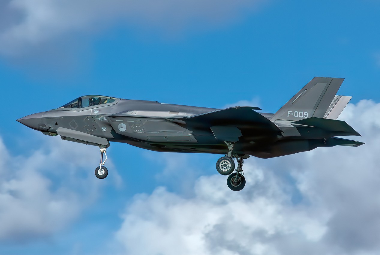 Avion de chasse Lockheed Martin F35 en vol avec le train d'atterrissage sorti