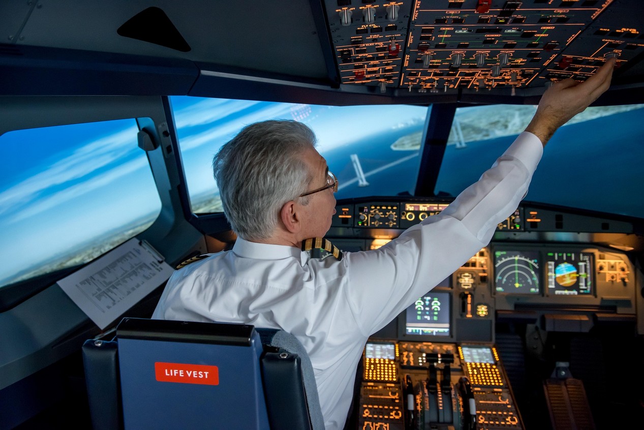 Un commandant de bord dans le cockpit de son avion