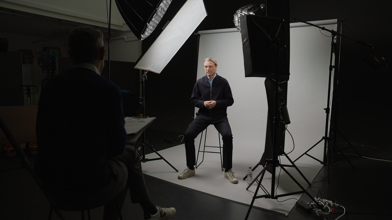 Laurens van den Acker - Patron du design du groupe Renault assis sur un tabouret.