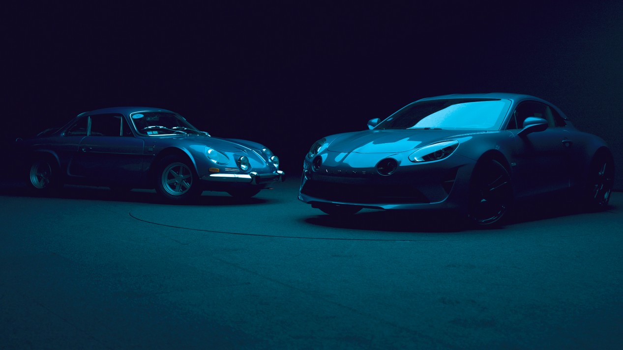 Ancienne Alpine A110 bleue et la nouvelle Alpine A110 de 2025 bleue.