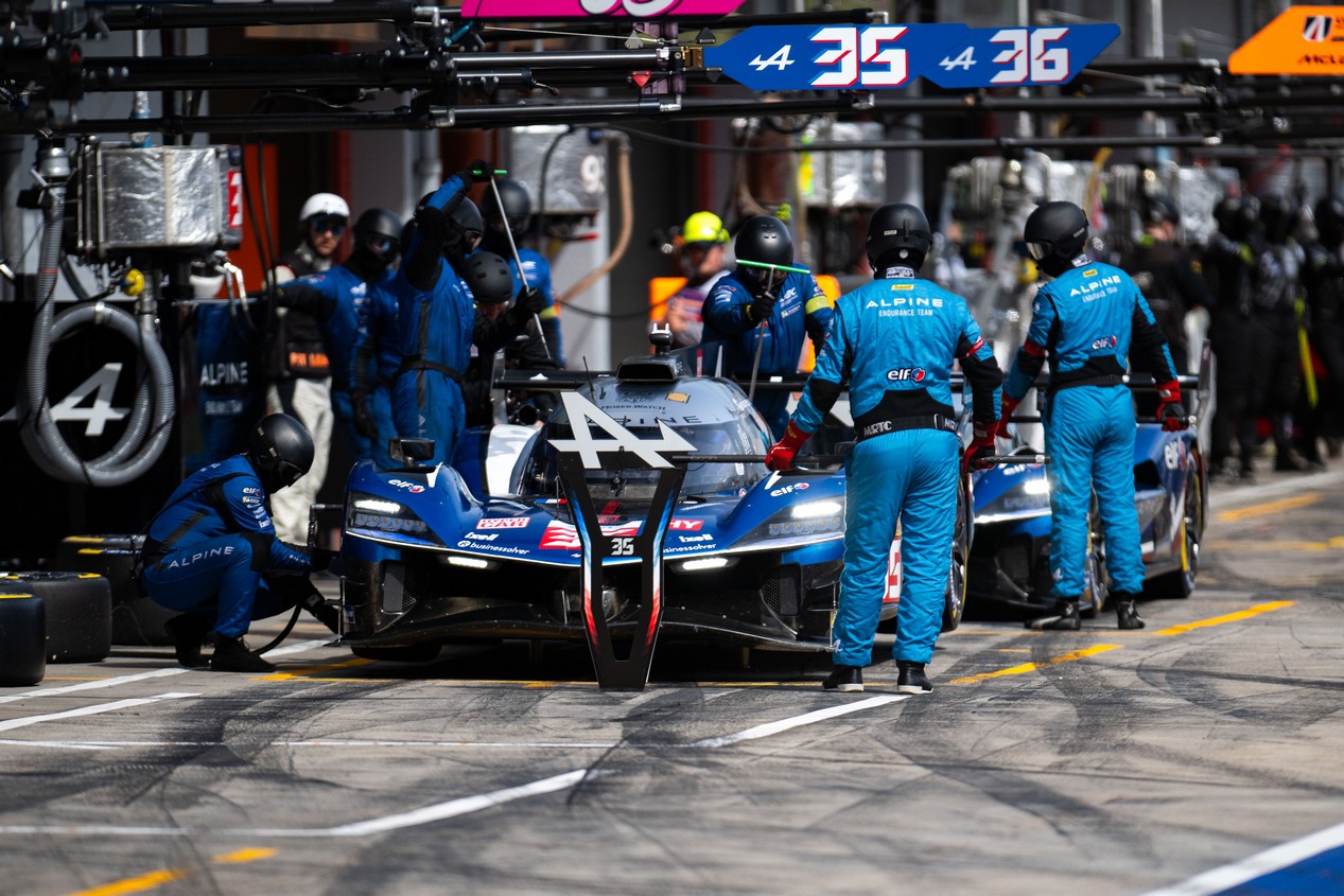 Le team Alpine sur le circuit d'Imola en Italie le 20 avril 2025