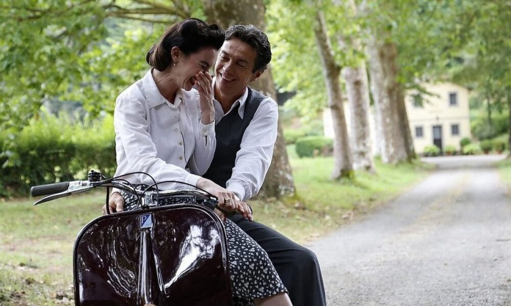 Enrica Pintore et Alessio Boni dans le film “Le rêve bourdonnant d'Enrico Piaggio” sorti le 12 novembre 2019.