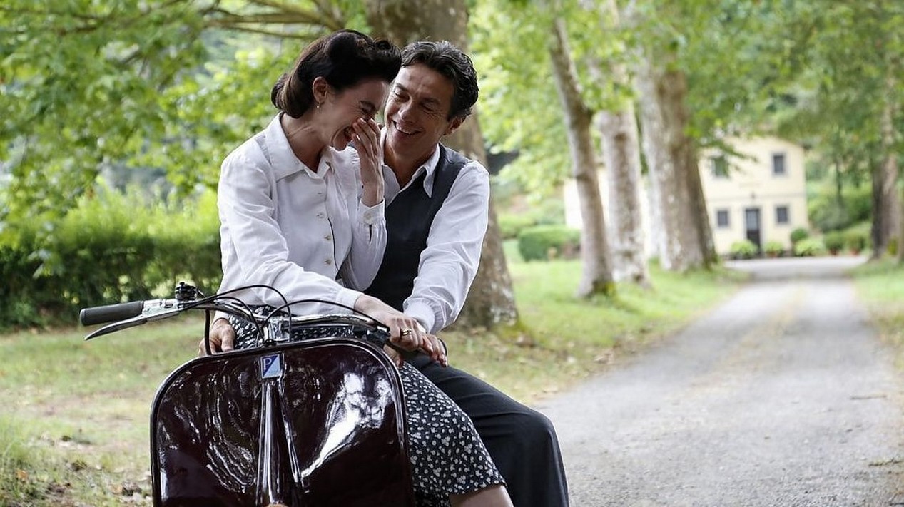 Enrica Pintore et Alessio Boni dans le film “Le rêve bourdonnant d'Enrico Piaggio” sorti le 12 novembre 2019.