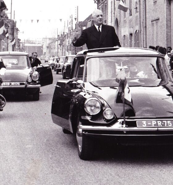 Le Général-de-Gaulle debout dans sa voiture présidentielle noire, lors d'un déplacement à Isles-sur-Suippe dans le département de La Marne le 22 avril 1963.