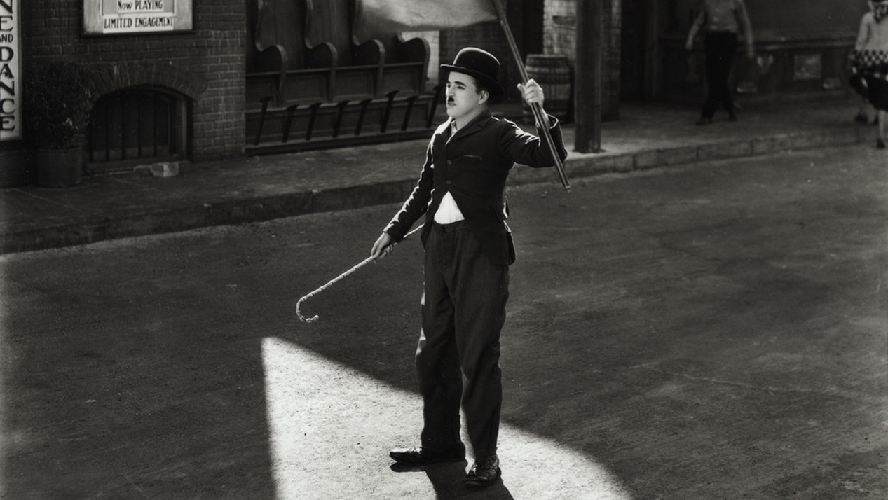 L'acteur américain Charlie Chaplin sur le tournage du film LES TEMPS MODERNES en 1936.
