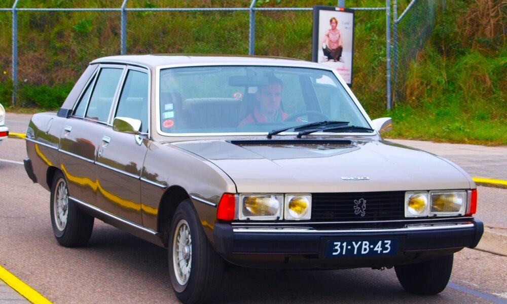 Peugeot 604 modèle 1976 de couleur marron clair.