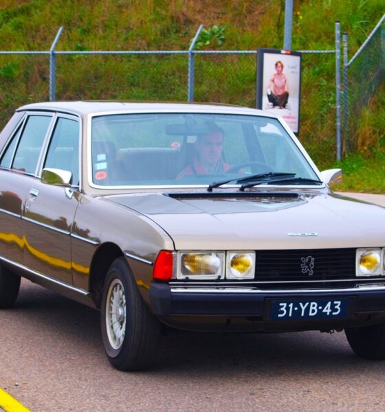 Peugeot 604 modèle 1976 de couleur marron clair.