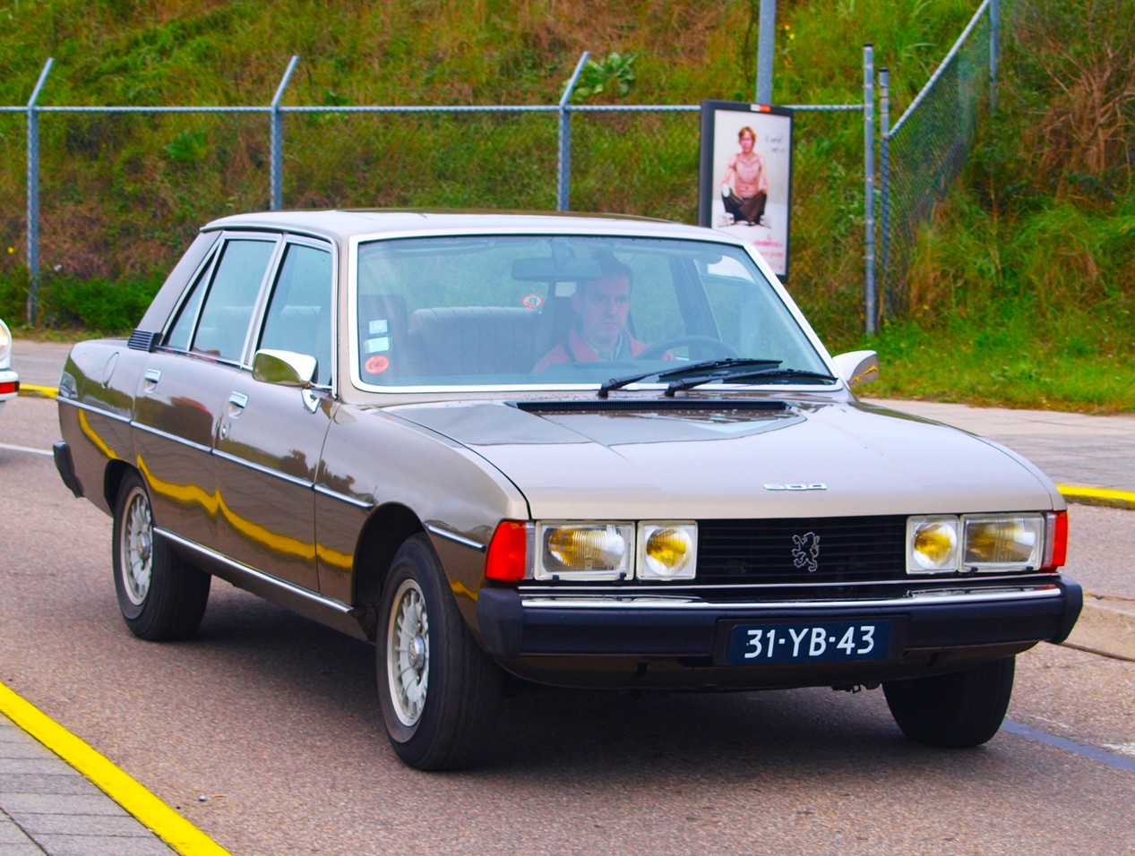 Peugeot 604 modèle 1976 de couleur marron clair.