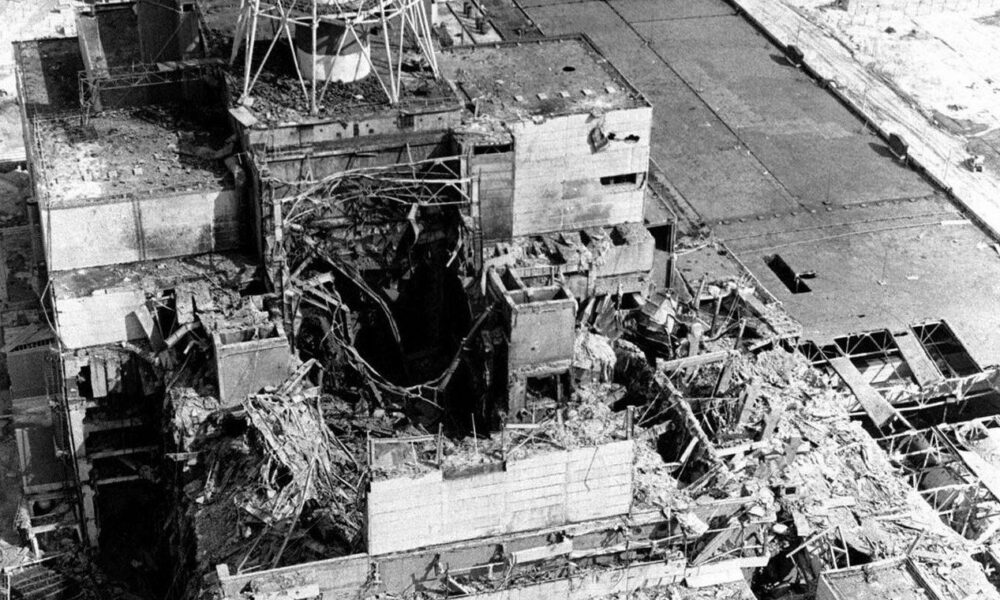 Réacteur numéro 4 de la centrale nucléaire de Tchernobyl, en Ukraine, après l'explosion du 26 avril 1986. Photo de la catastrophe prise par hélicoptère