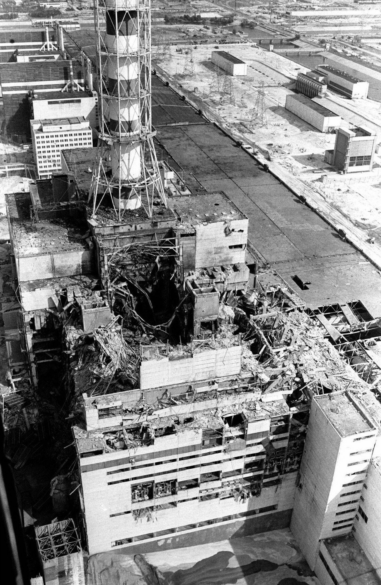 Réacteur numéro 4 de la centrale nucléaire de Tchernobyl, en Ukraine, après l'explosion du 26 avril 1986. Photo de la catastrophe prise par hélicoptère