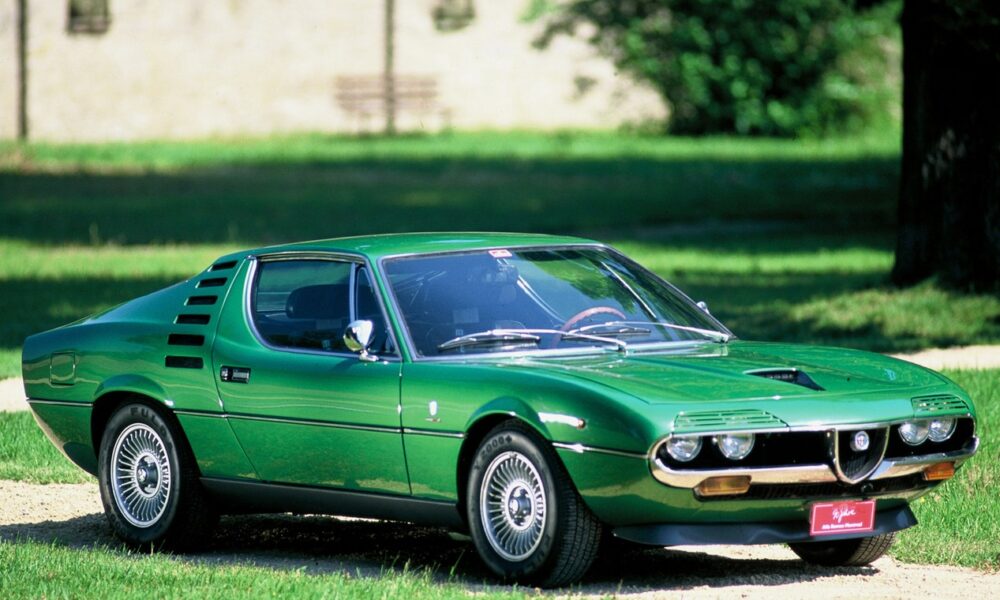 Alfa Romeo modèle Montreal année 1970 de couleur verte stationnée dans un parc