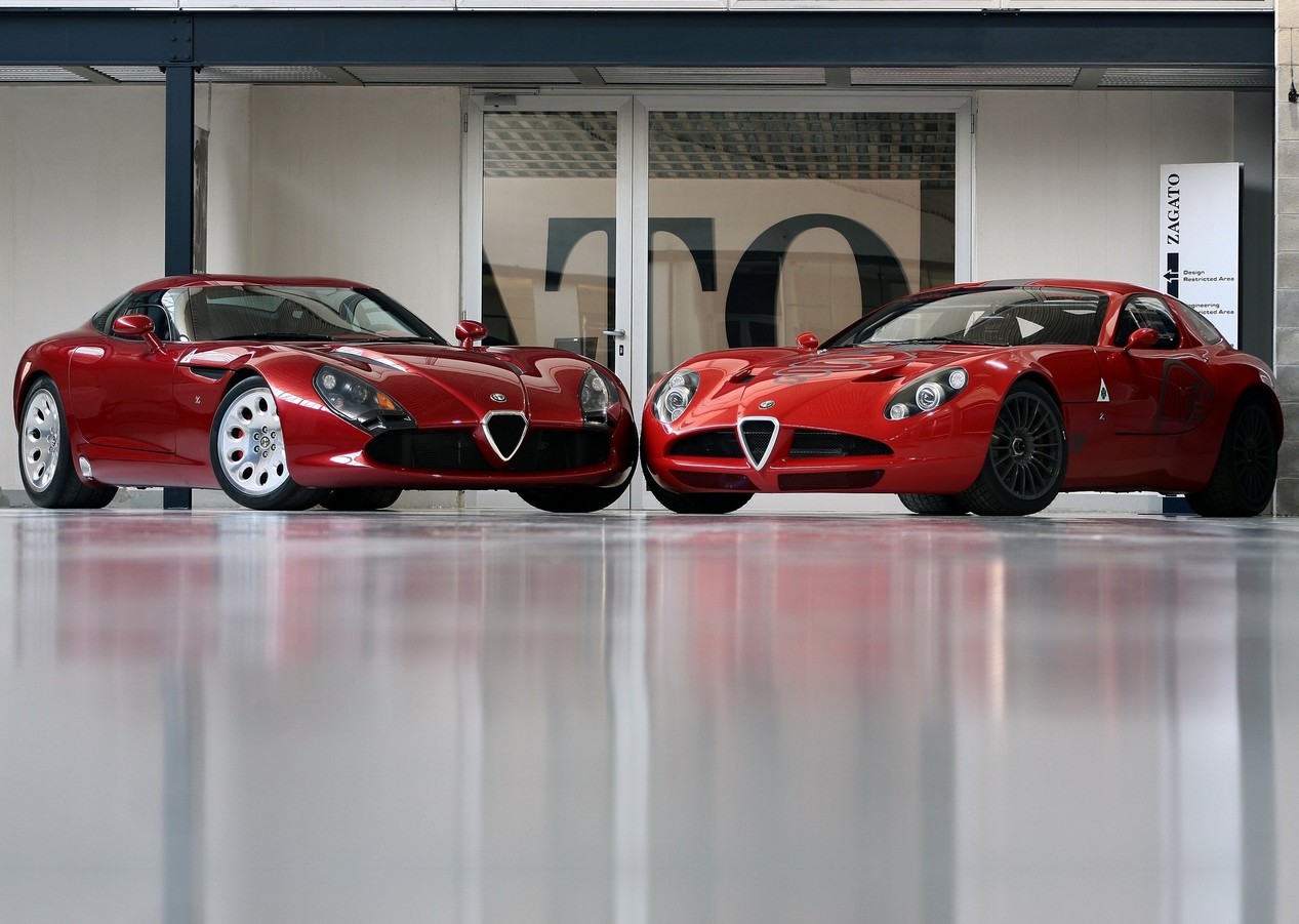 2 Alfa Romeo TZ3 Stradale de couleur rouge modèle 2011 garées dans un parking fermé.