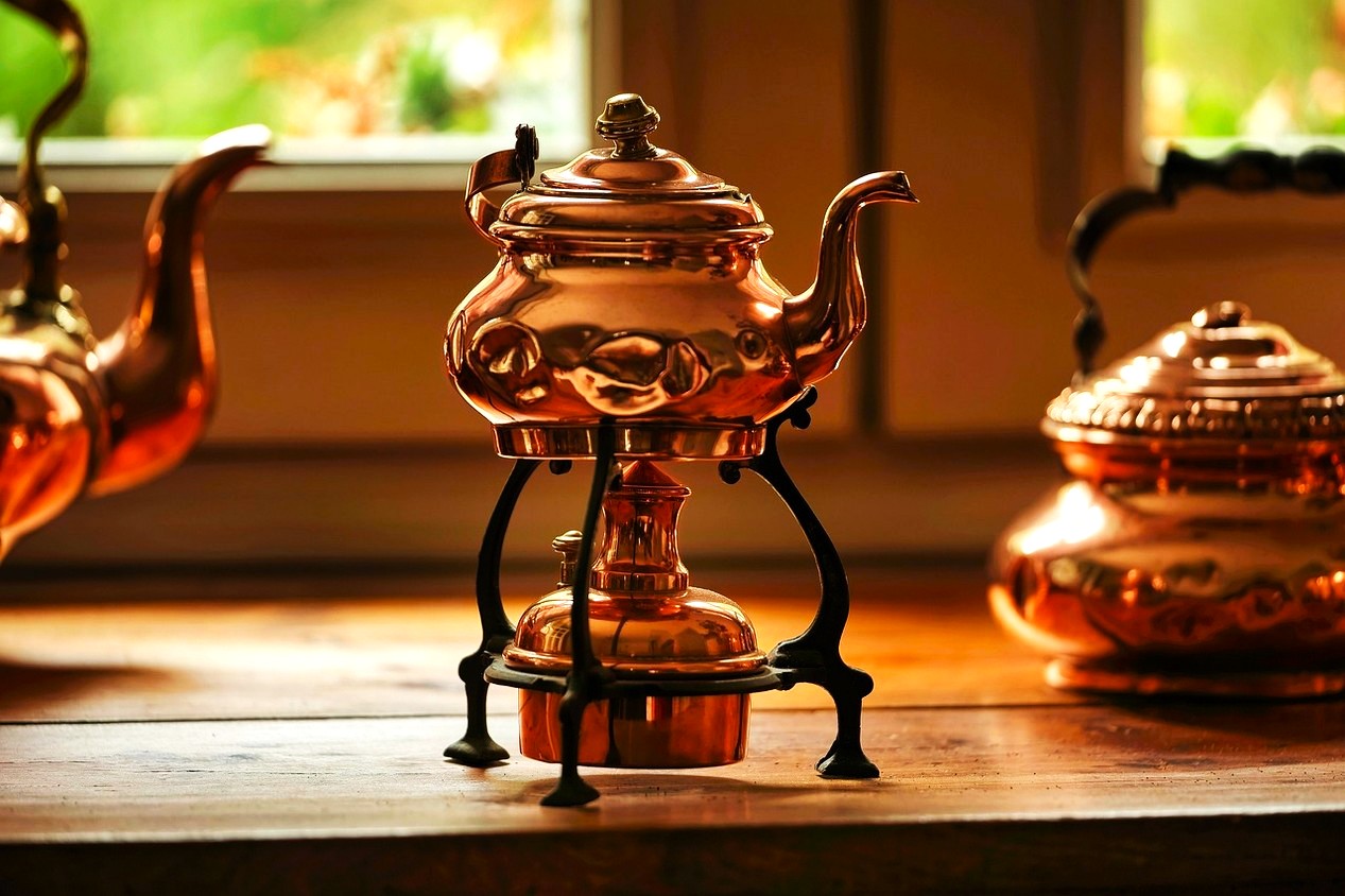 Théière en cuivre en très bon état.