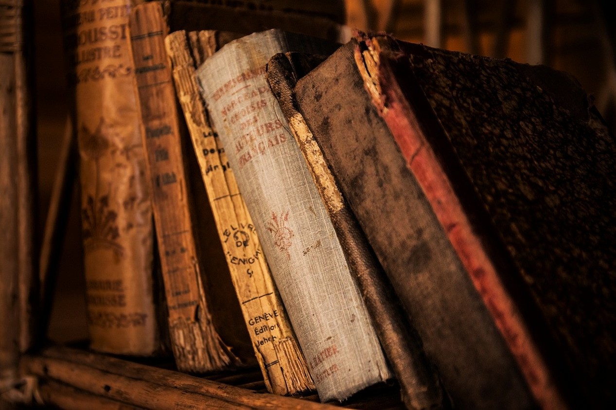 Vieux livres abimés.