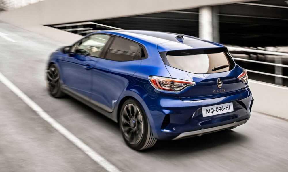 Renault Clio V modèle 2024 de couleur bleue garée devant des parkings.