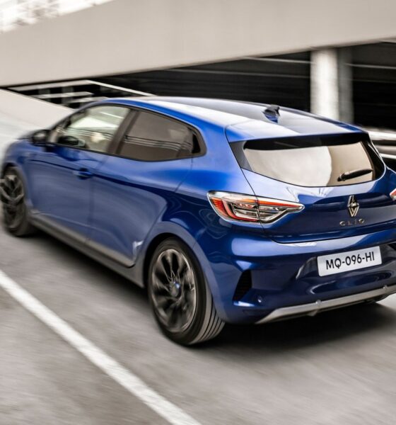 Renault Clio V modèle 2024 de couleur bleue garée devant des parkings.