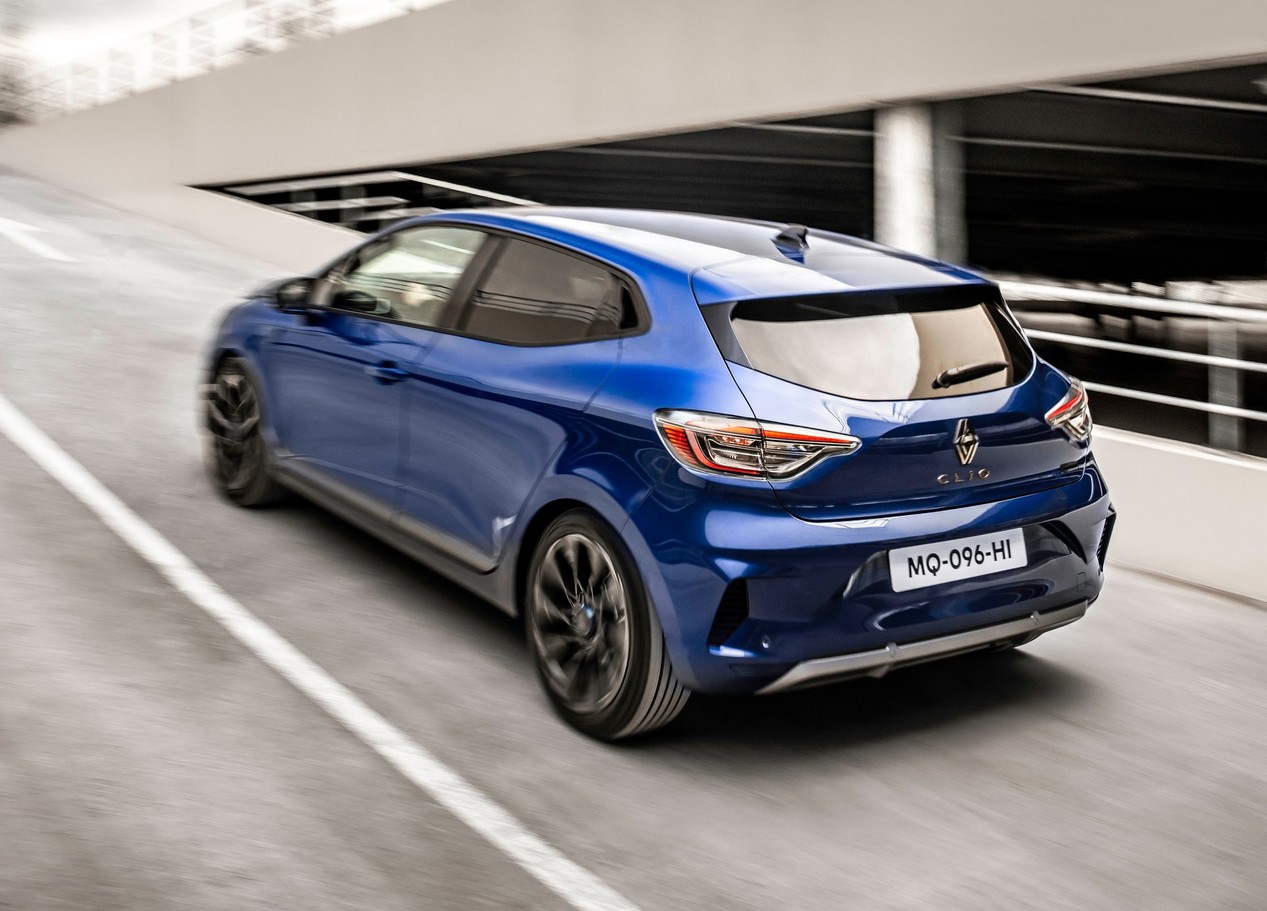Renault Clio V modèle 2024 de couleur bleue garée devant des parkings.