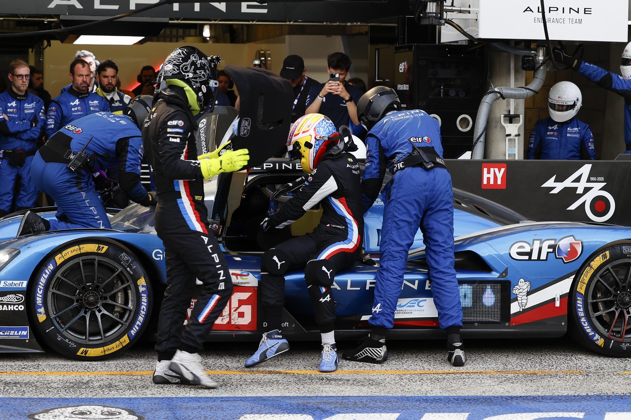 Alpine N°36 lors de son arrêt au stand sur les 14H du Mans 2025
