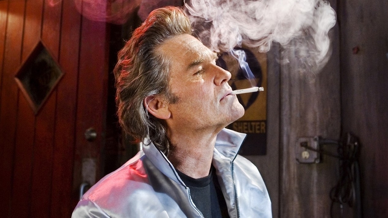 L'acteur américain Kurt Russel en train de fumer une cigarette dans le film BOULEVARD DE LA MORT de Quentin Tarantino.