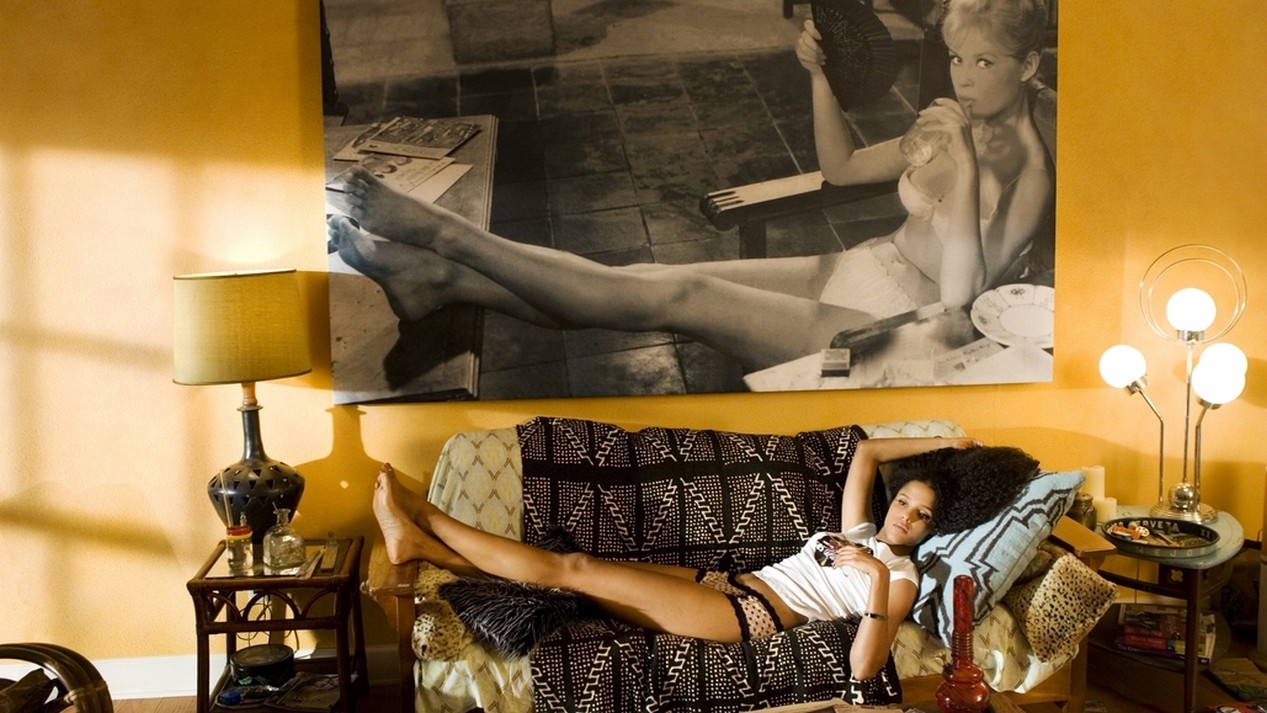 L'actrice afro américaine Sydney Tamiia Poitier en slip et t-shirt allongée dans un canapé dans le film BOULEVARD DE LA MORT de Quentin Tarantino.