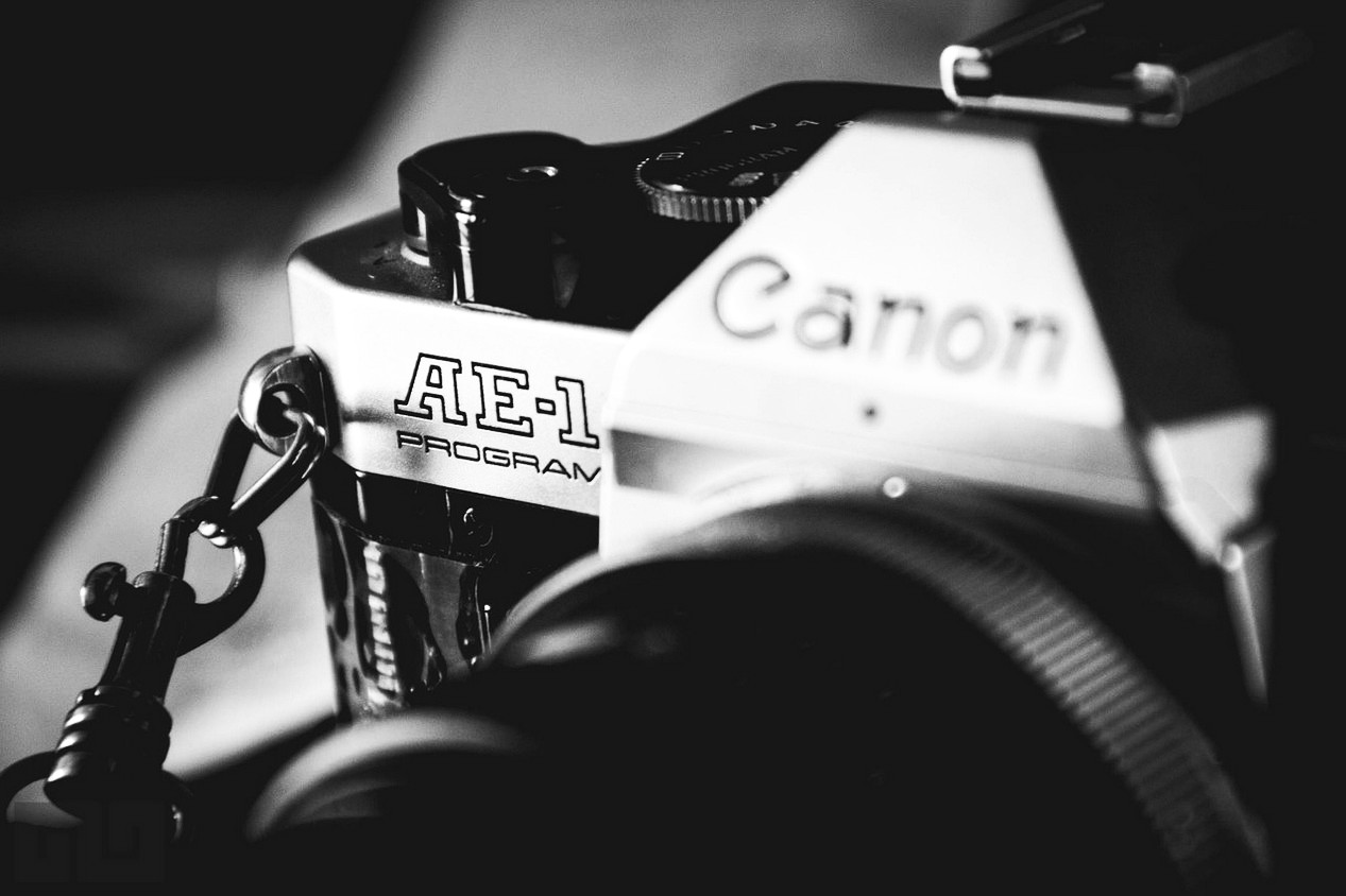 Appareil photo argentique de la fin des années 80 le Canon AE1 Program en noir et blanc