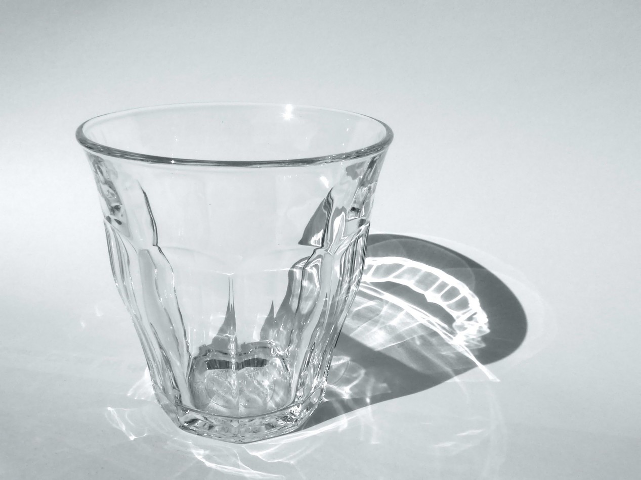 Un verre à boire transparent modèle Picardie de la marque Duralex