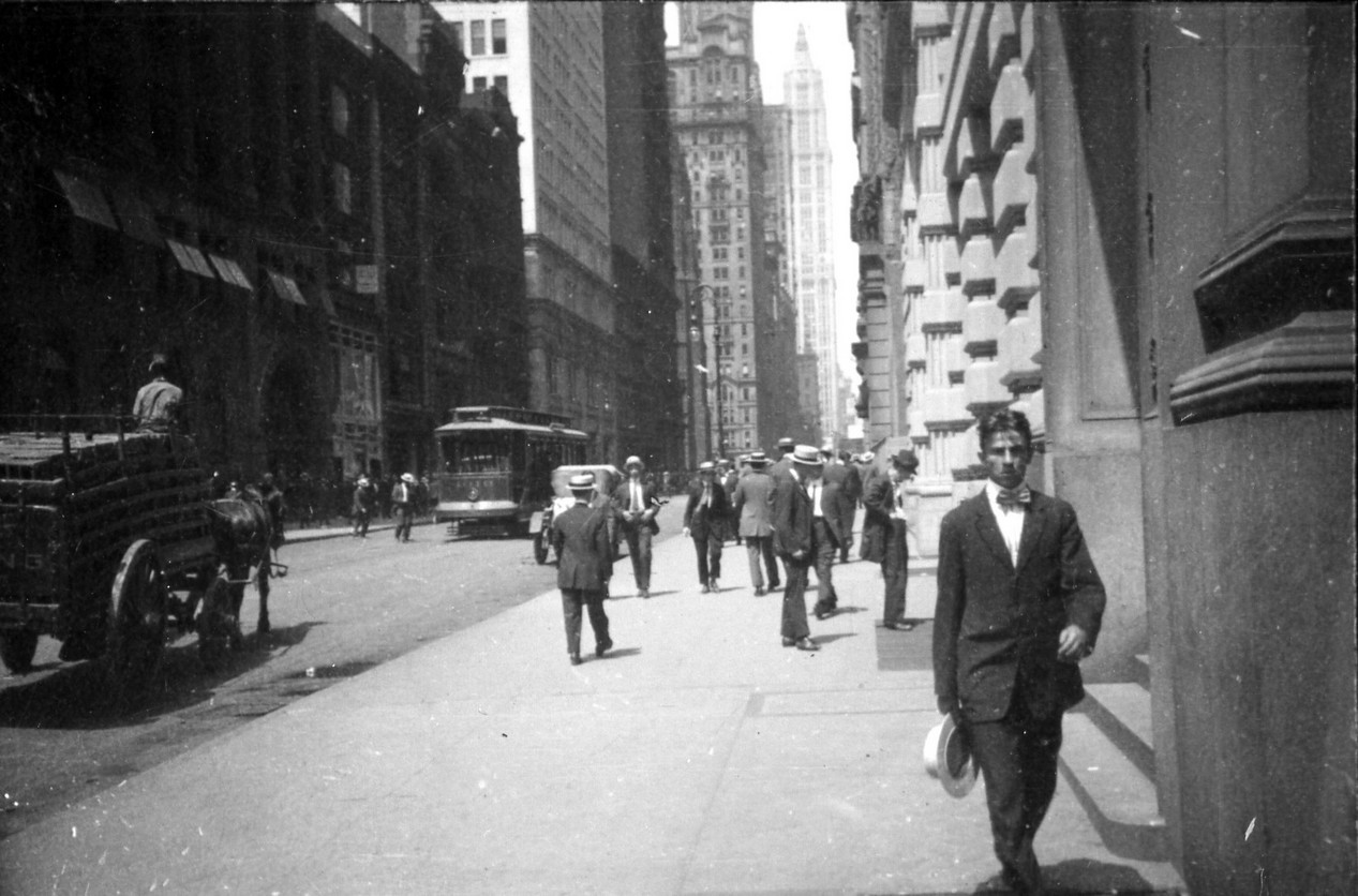 Photo noire et blanc d'une rue de New-York à l'été 1914 prise par Ernst Leitz, cofondateur de la marque Leica.