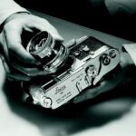 Fixation de l'objectif sur un appareil photo argentique Leica M3 en 1953