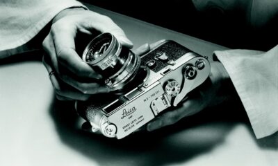 Fixation de l'objectif sur un appareil photo argentique Leica M3 en 1953