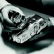 Fixation de l'objectif sur un appareil photo argentique Leica M3 en 1953