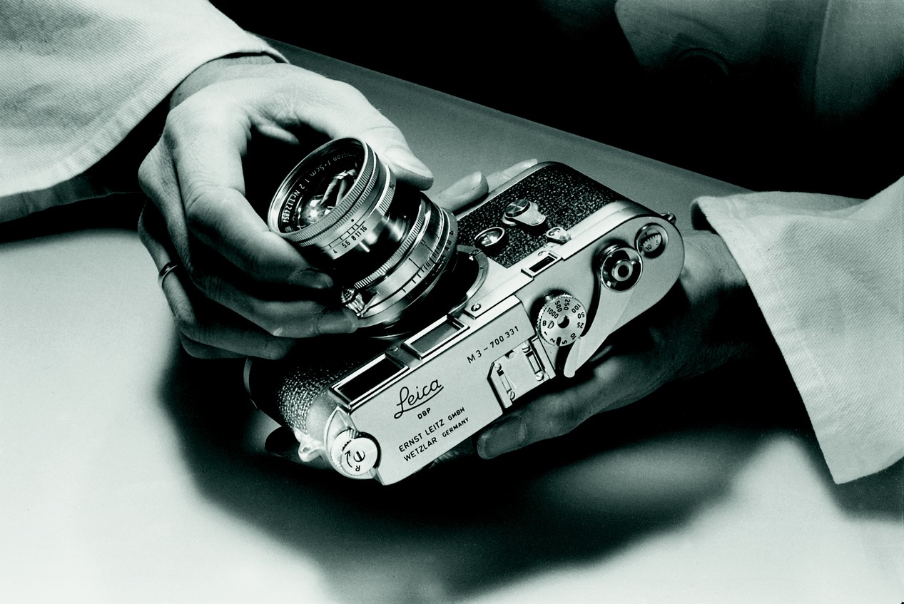 Fixation de l'objectif sur un appareil photo argentique Leica M3 en 1953