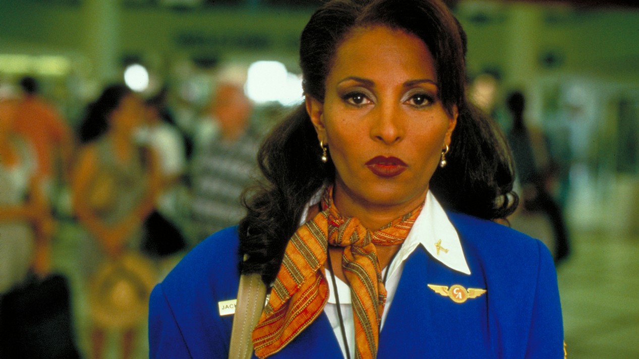 L'actrice afro américaine Pam Grier habillée en hôtesse de l'air dans le film “JACKIE BROWN” réalisé par Quentin Tarantino.