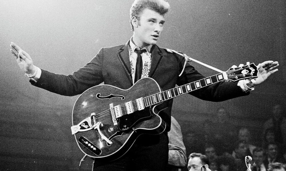 Le chanteur de Rock Français Johnny Hallyday sur scène en 1963