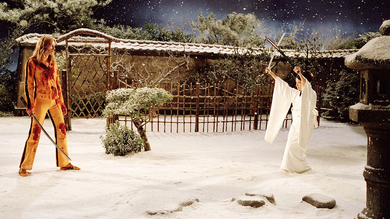 À gauche, l'actrice Uma Thurman et à droite, l'actrice Lucy Liu, dans une scène de combat au sabre dans un jardin japonais, sur le film KILL BILL VOLUME 1 sorti en 2003.