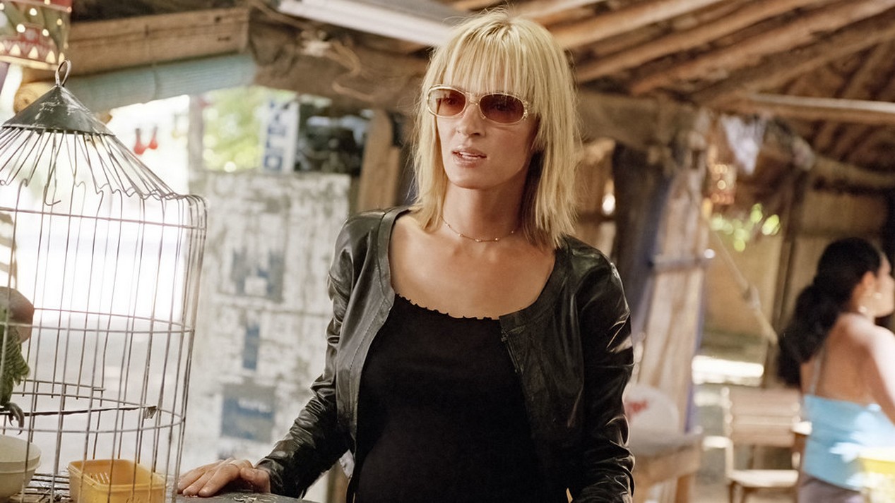 Uma Thurman portant des lunettes de soleil dans le film KILL BILL VOLUME 2 scène du bar.
