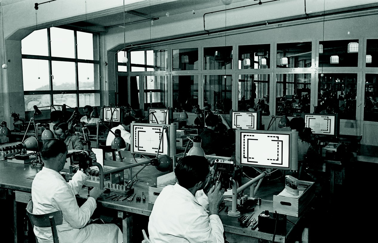 Techniciens en optique de l'usine Leica en 1953 en train de tester les capacités de l'appareil photo M3