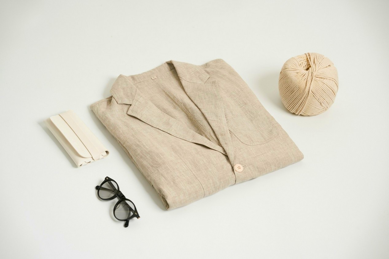 Chemise d'été homme en lin, avec une pochette en lin, un rouleau de lin et une paire de lunettes de soleil