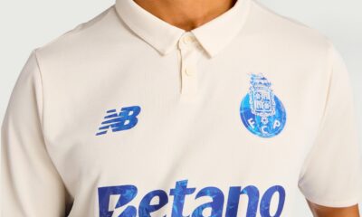 Jeune homme portant le nouveau maillot de foot NEW BALANCE du FC PORTO 2025 modèle THIRD