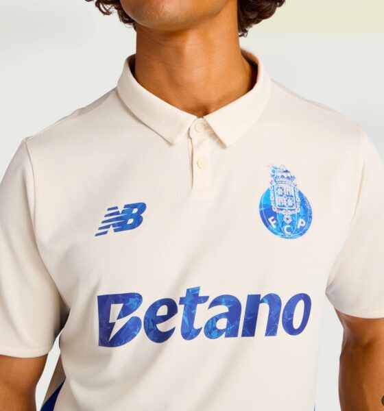 Jeune homme portant le nouveau maillot de foot NEW BALANCE du FC PORTO 2025 modèle THIRD