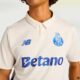 Jeune homme portant le nouveau maillot de foot NEW BALANCE du FC PORTO 2025 modèle THIRD