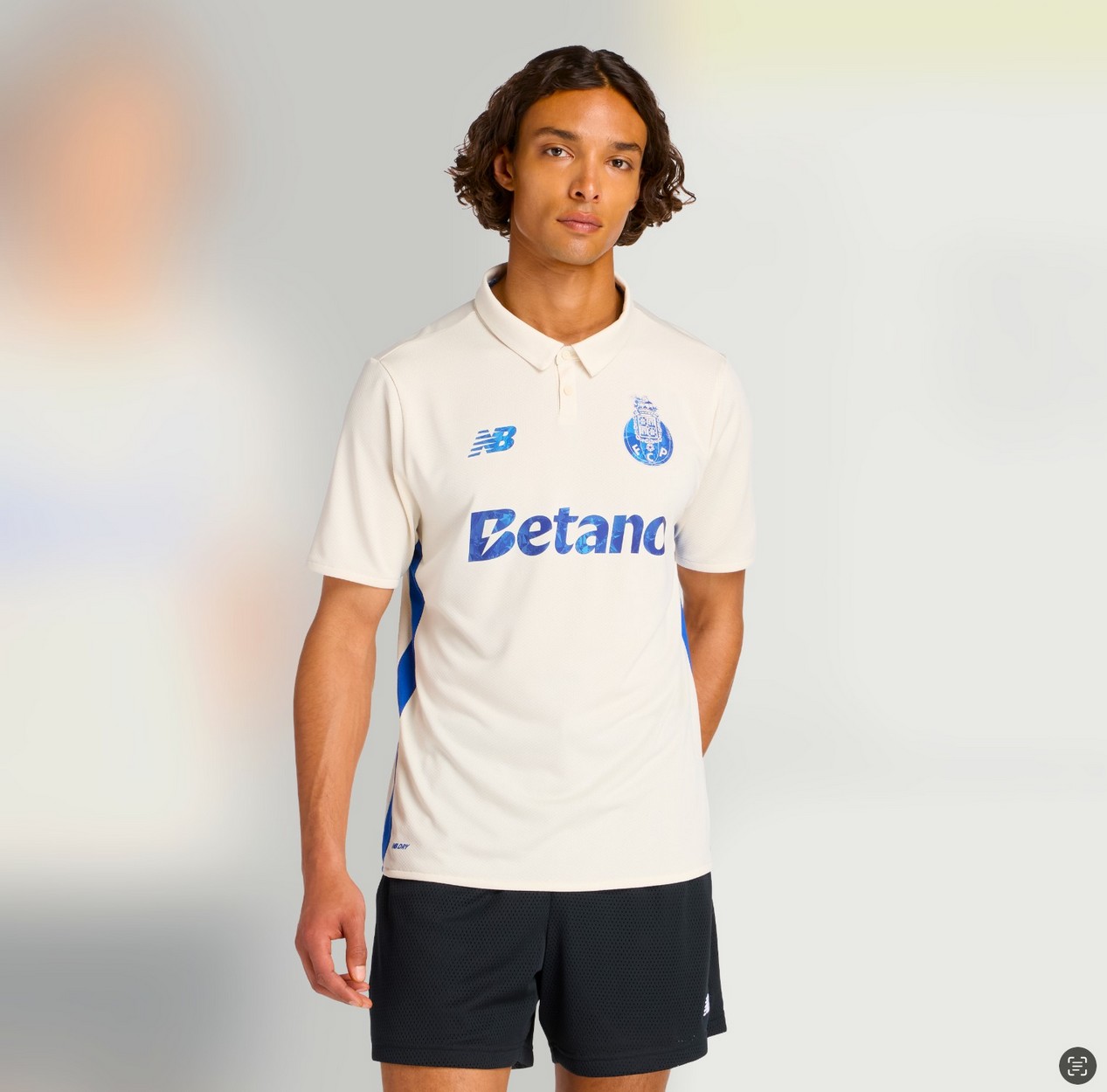 Jeune homme portant le nouveau maillot de football du FC PORTO : modèle THIRD 2025