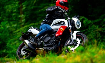 Nouvelle moto Mash modèle FR 750 de 2025 premier roadster bicylindre de la marque française en rouge et noir