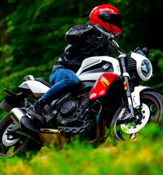 Nouvelle moto Mash modèle FR 750 de 2025 premier roadster bicylindre de la marque française en rouge et noir
