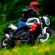 Nouvelle moto Mash modèle FR 750 de 2025 premier roadster bicylindre de la marque française en rouge et noir