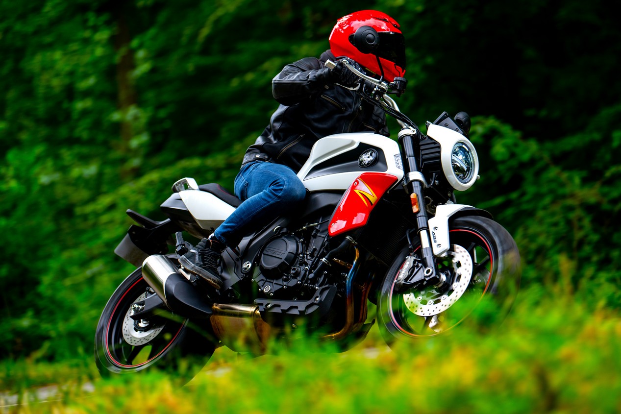 Nouvelle moto Mash modèle FR 750 de 2025 premier roadster bicylindre de la marque française en rouge et noir
