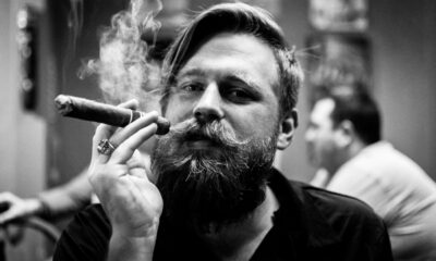Jeune homme fumant le cigare et arborant une belle moustache vintage